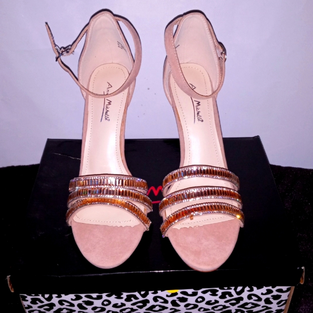 Bin 19. Anne Michelle pumps